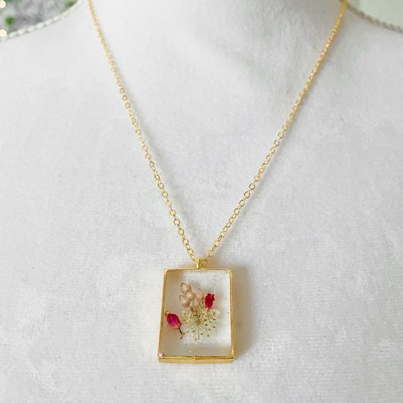 Hanami Handmade Jewelry - Pretty white and pink floral flower botanical resin necklace in gold bezel